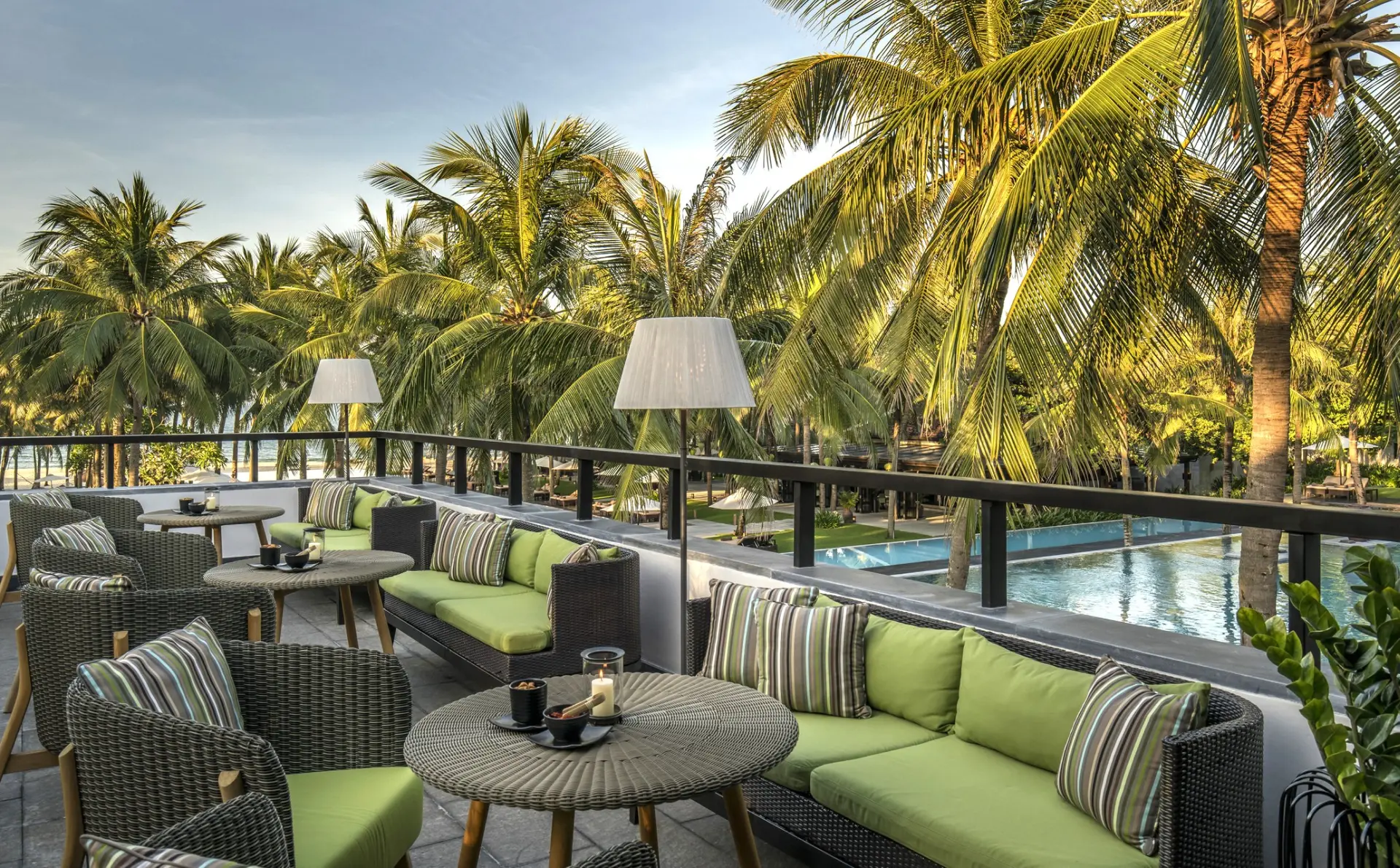 Lounge område udenfor på Four Seasons The Nam Hai i Vietnam