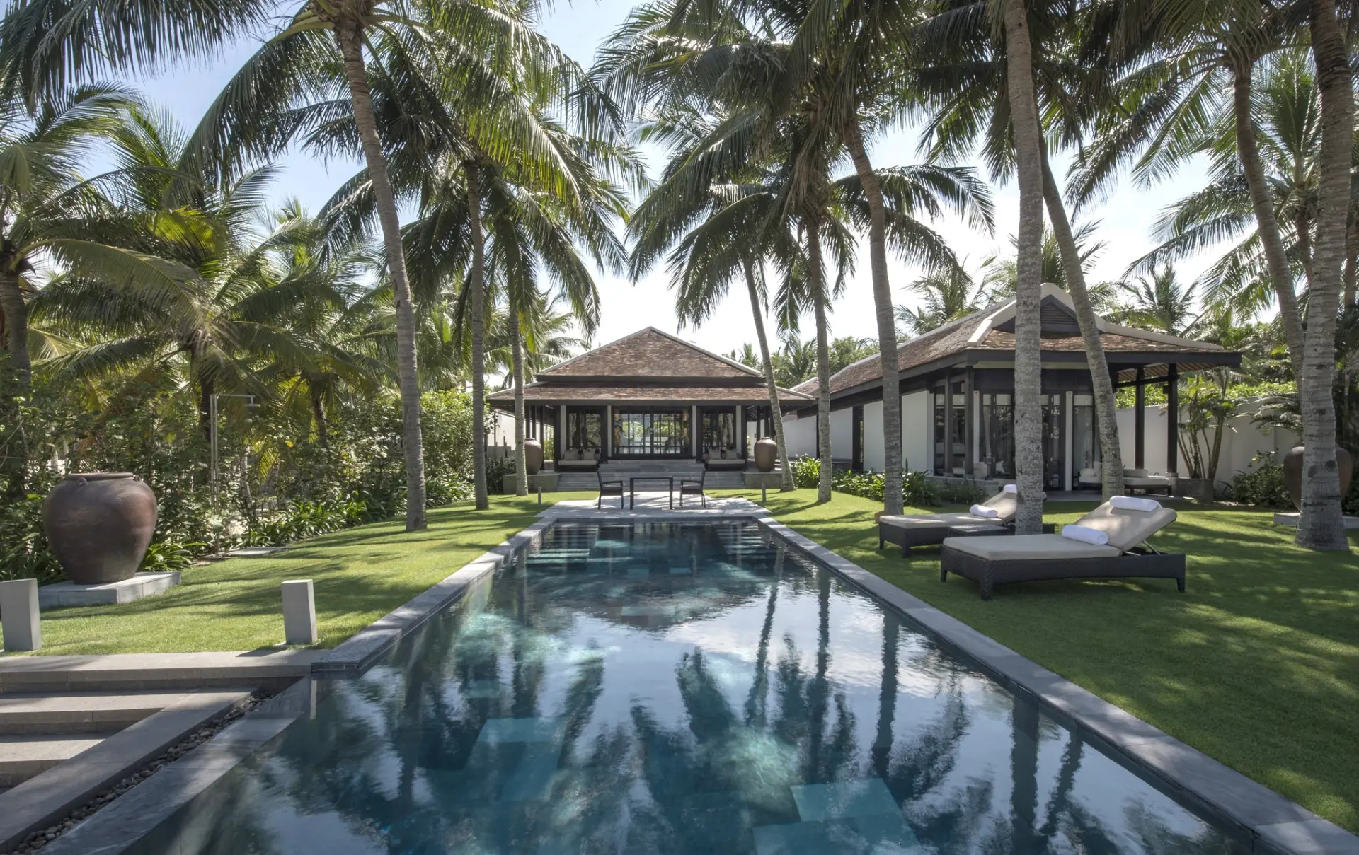 Swimming pool på Four Seasons The Nam Hai i Vietnam
