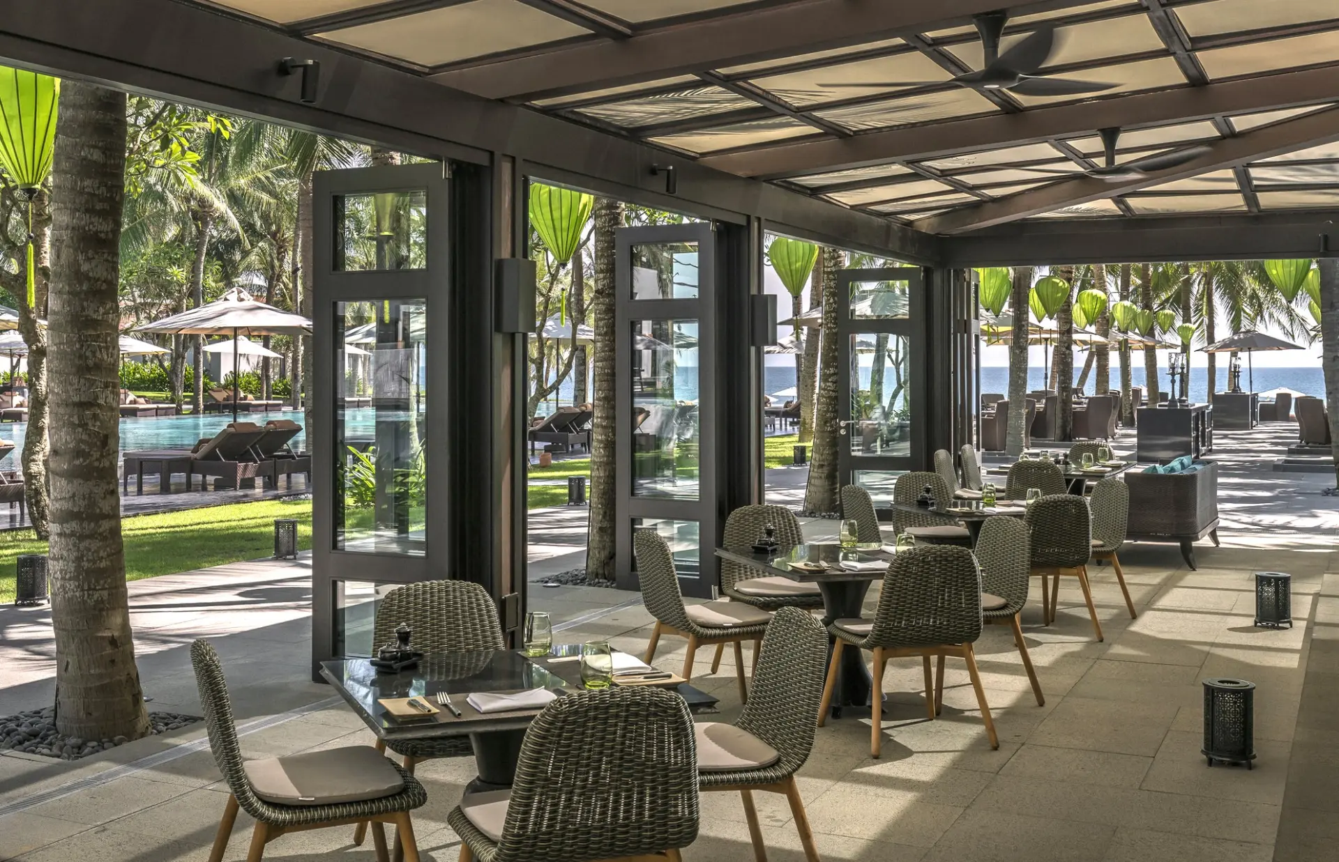 Restaurant ved poolen på Four Seasons The Nam Hai i Vietnam