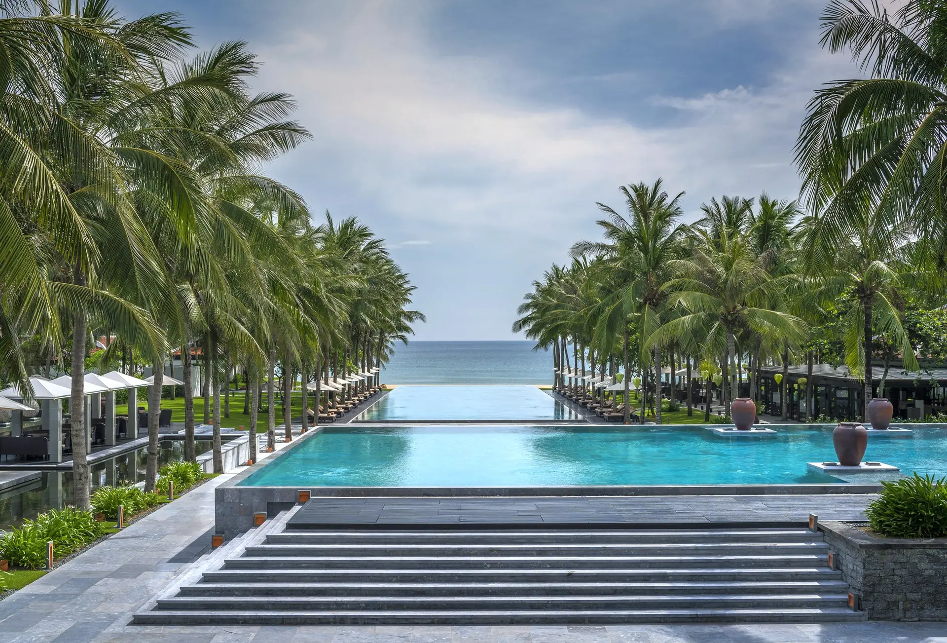 Pool på Four Seasons The Nam Hai i Vietnam