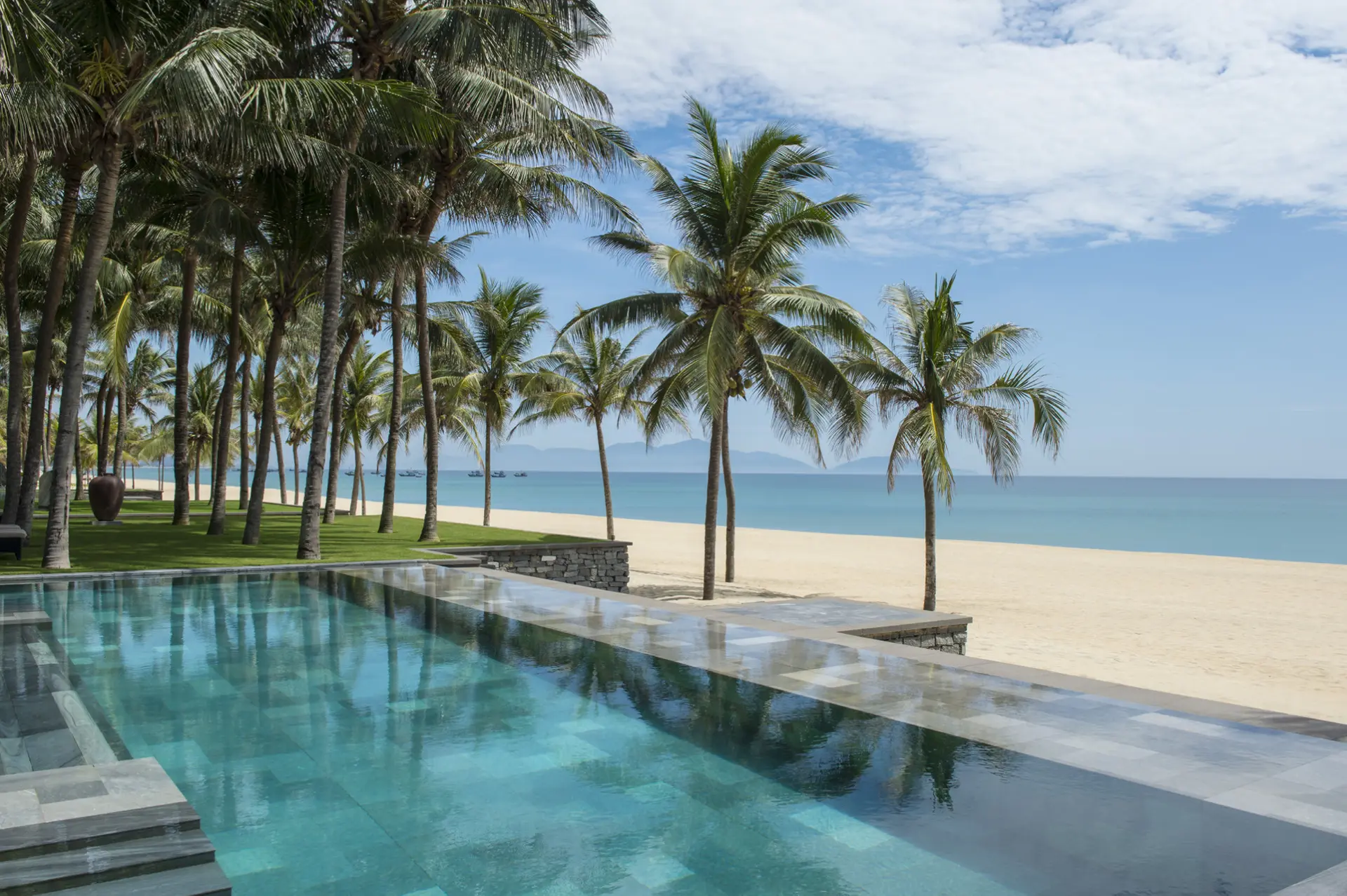 Pool og stranden på Four Seasons The Nam Hai i Vietnam