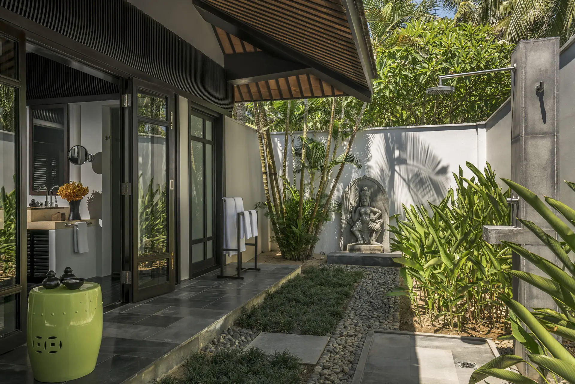 Udendørs badeværelse på Four Seasons The Nam Hai i Vietnam