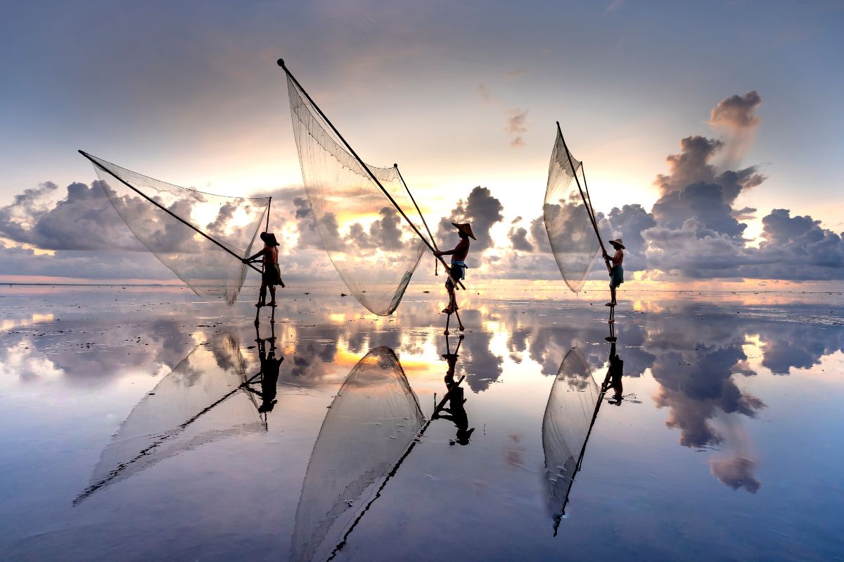 Fiskere ved solopgang i Vietnam