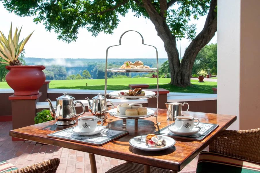 High Tea med udsigt til Victoria Falls på The Victoria Falls Hotel, Zimbabwe
