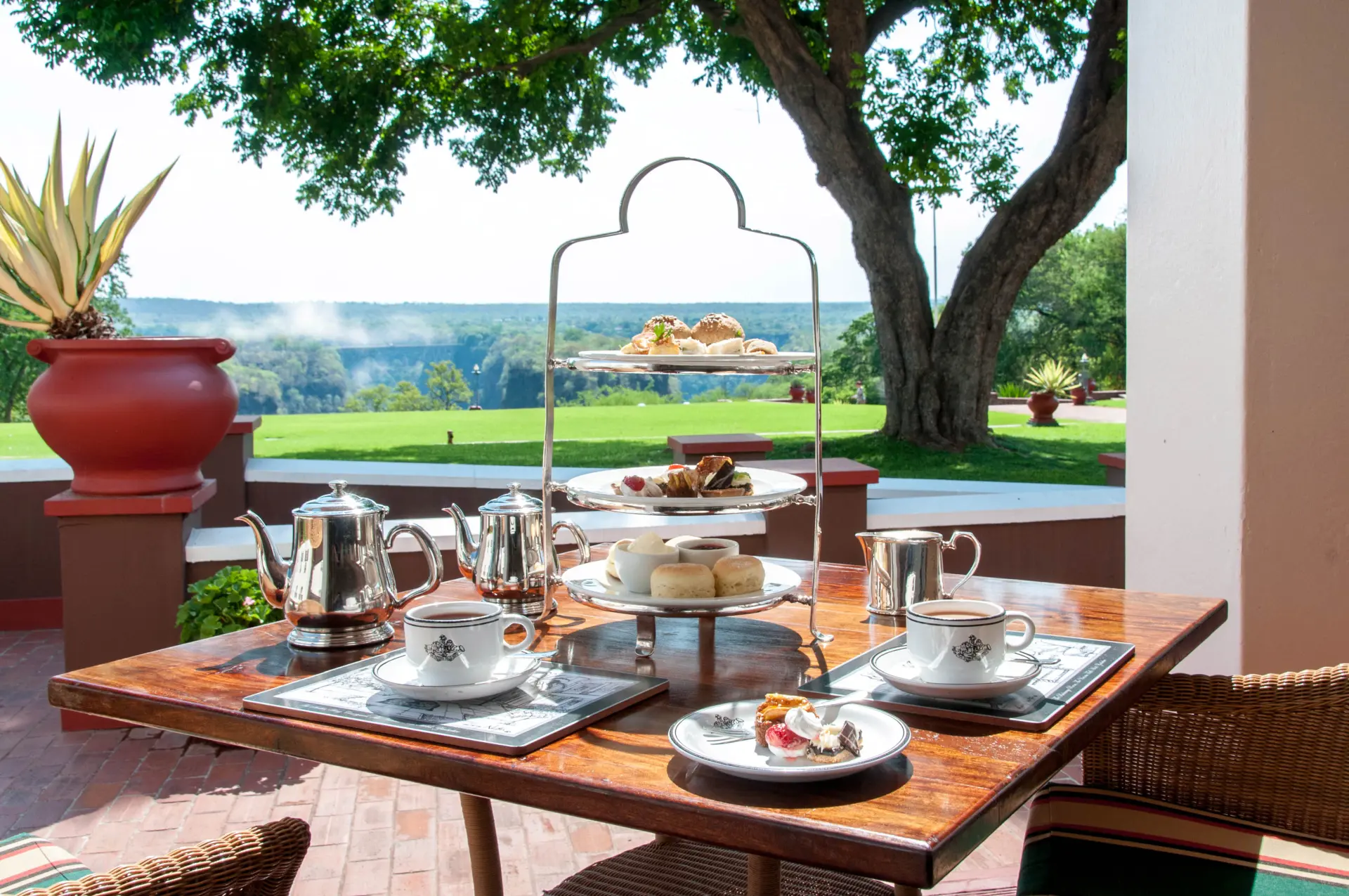 High Tea med udsigt til Victoria Falls på The Victoria Falls Hotel, Zimbabwe