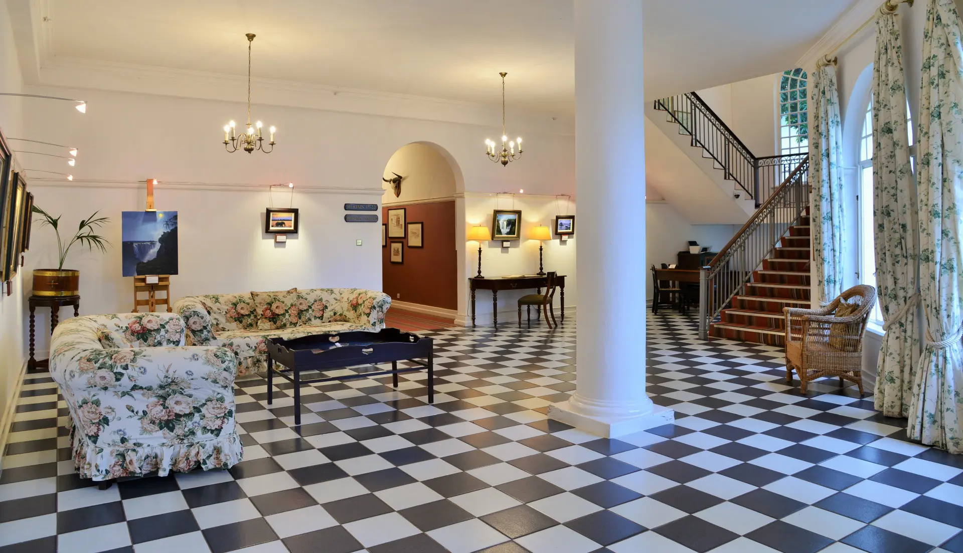 Lounge og hall på The Victoria Falls Hotel, Zimbabwe