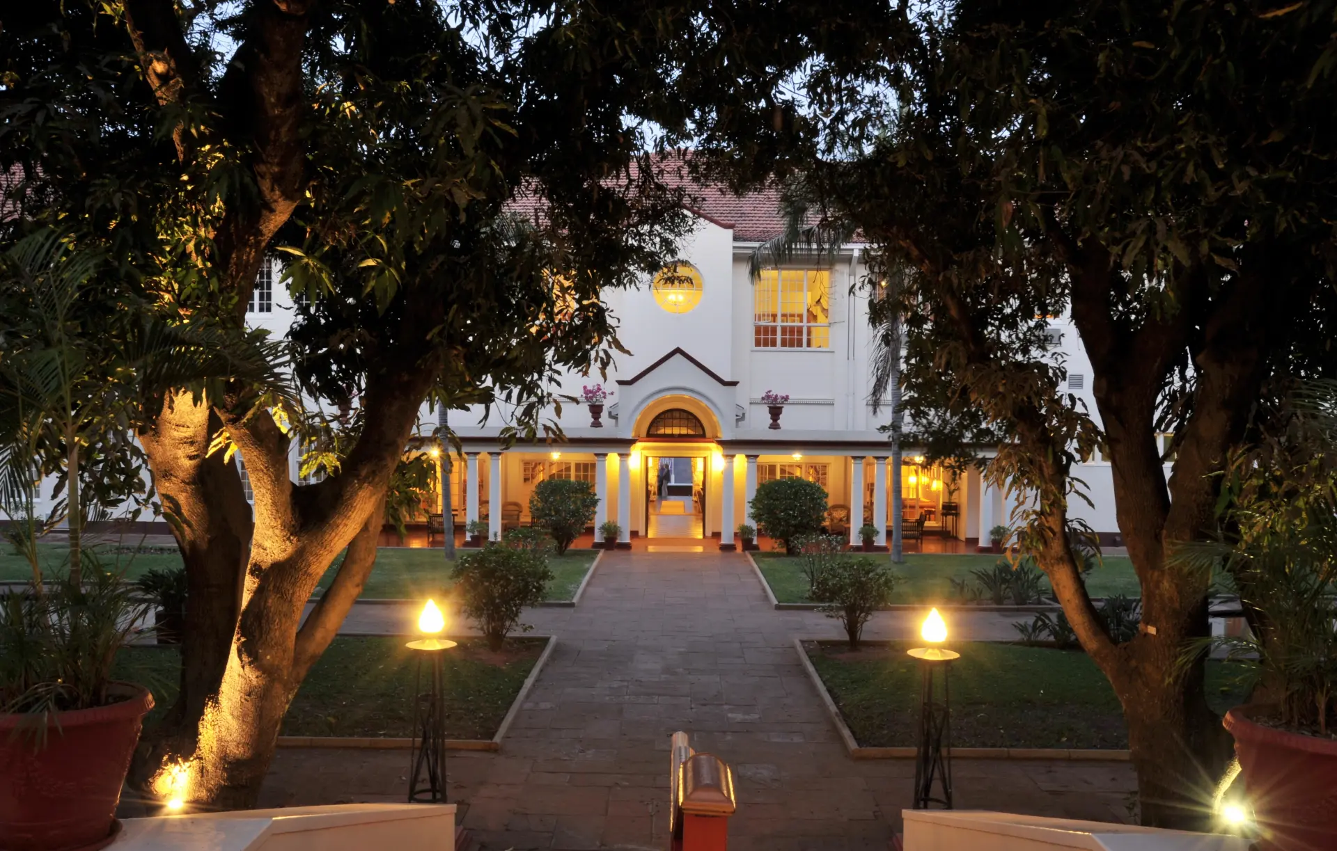 Gårdhaven om aftenen på The Victoria Falls Hotel, Zimbabwe