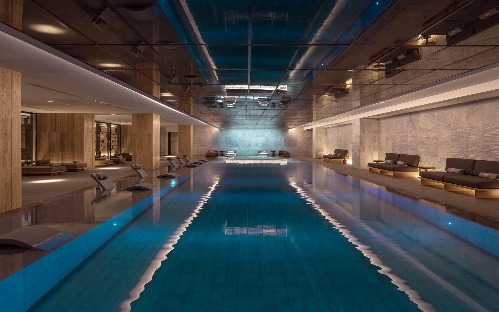 Den indendørs pool i spaen på Amara, Cypern