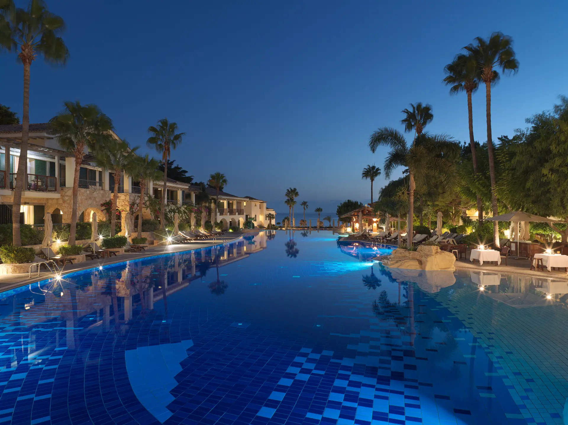 Aftenstemning omkring poolen på Columbia Beach Resort, Cypern