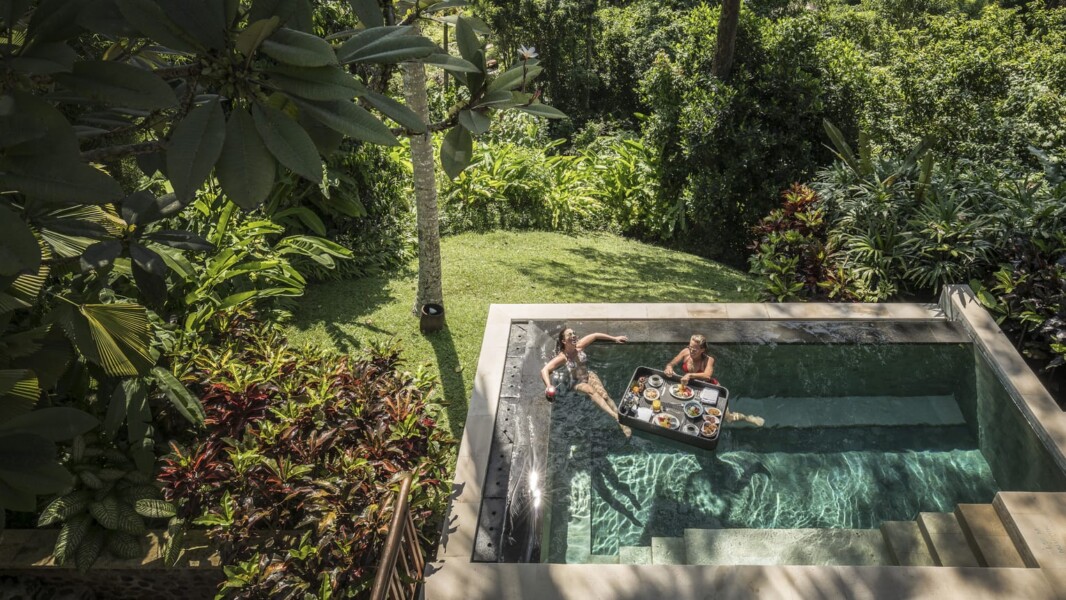Floating breakfast på Four Seasons Sayan på Bali