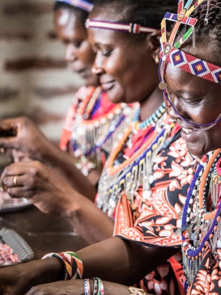 Lær at lave masai smykker af perler på Angsama Mara, Kenya