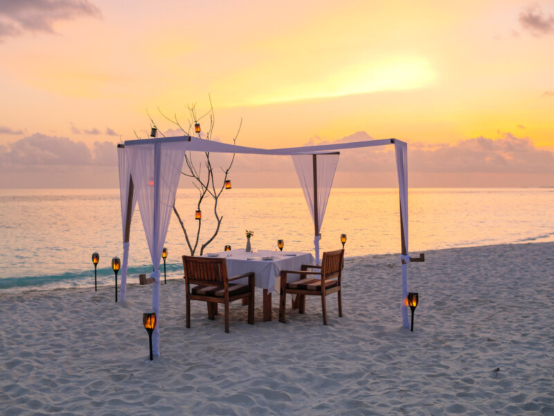 Romantisk middag setup på stranden på Amilla Maldives på Maldiverne