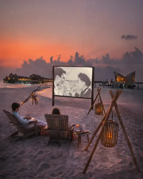 Nye en film med sand mellem tæerne på Joali Maldives, Maldiverne