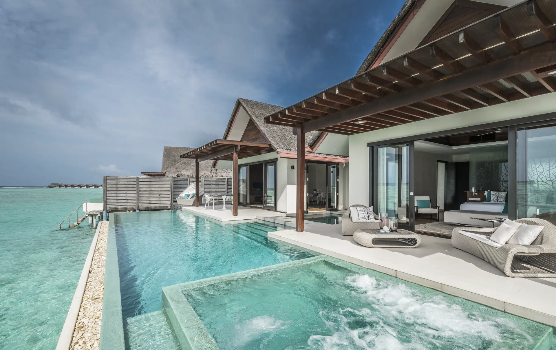 Pool og terrasse i en 2-vær. Ocean Pool Pavilion på Niyama Private Islands Maldives, Maldiverne