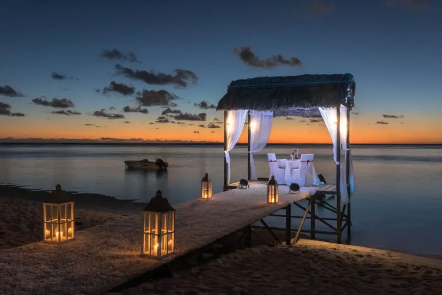 Spis en romantisk middag ved havet på St Regis Le Morne, Mauritius