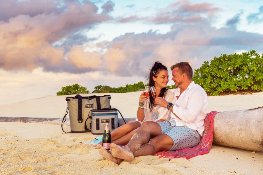 Sunset picnic på Alponse Island på Seychellerne