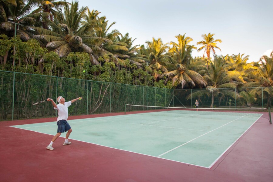 Spil tennis på Alponse Island på Seychellerne