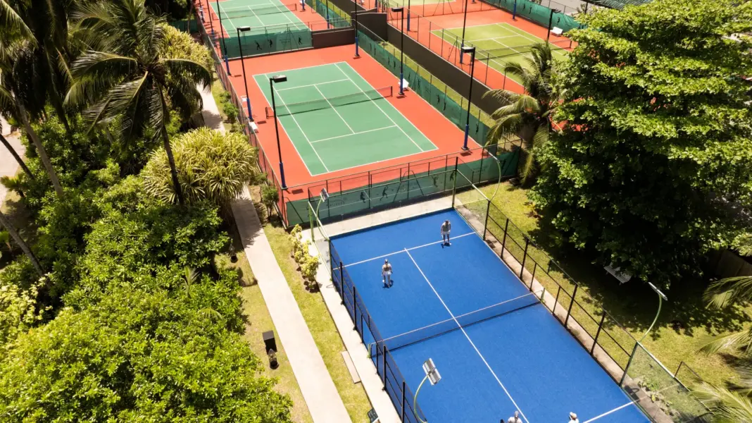 Spil tennis eller paddle på Constance Ephelia på Seychellerne