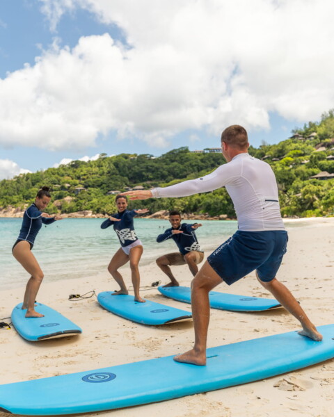 Surfing på Four Seasons Resort på Seychellerne