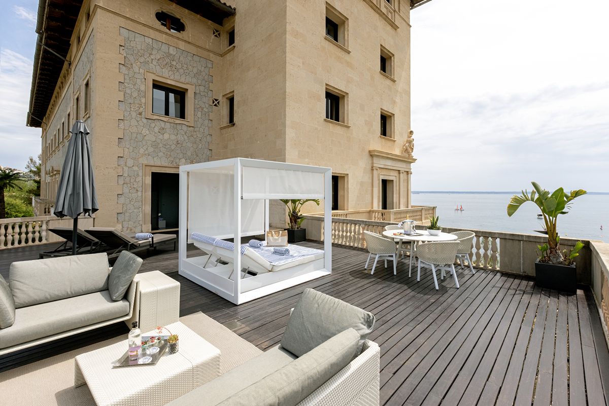 Terrassen til en Presidential Suite på Hospes Maricel & Spa, Mallorca