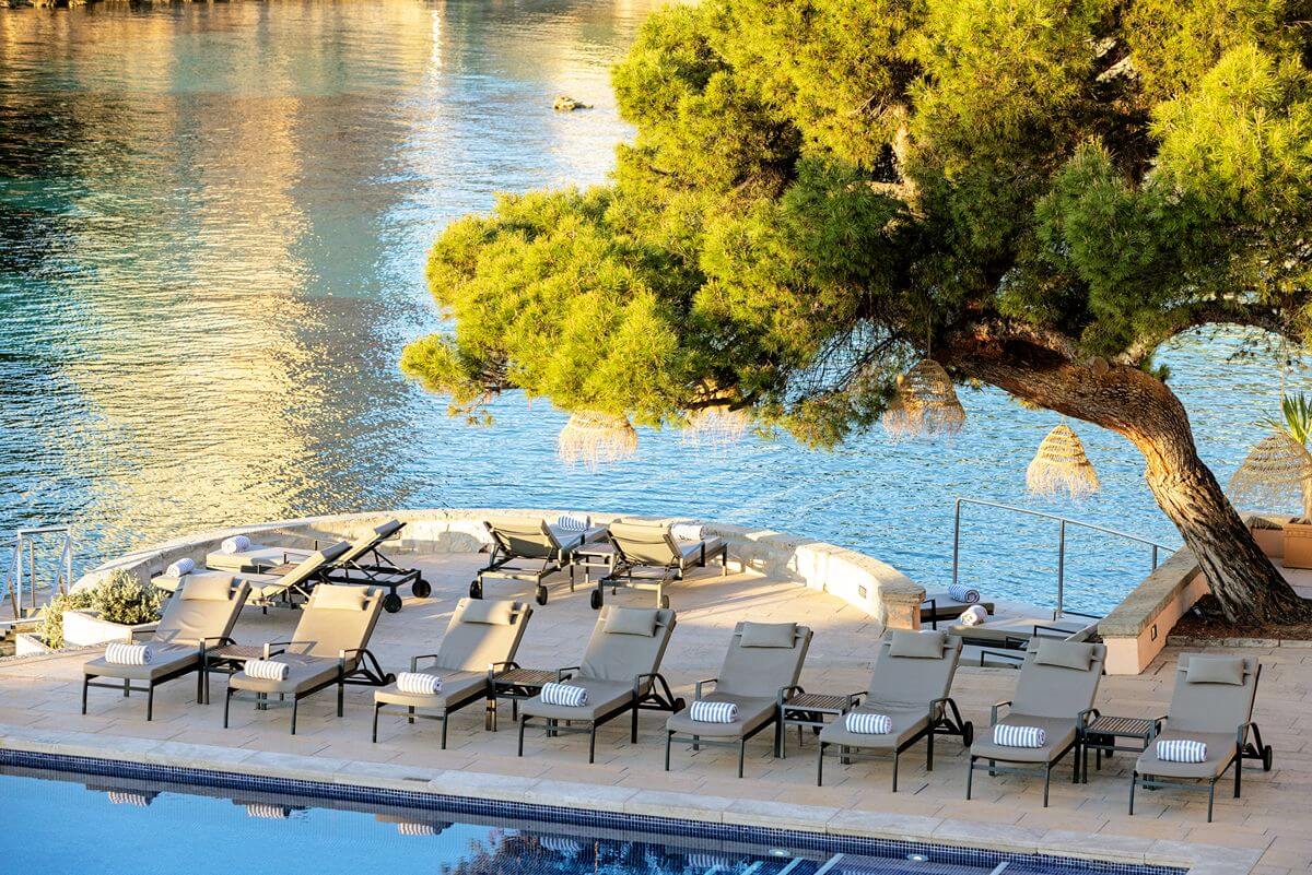 Solsenge ved poolen og havet på Hospes Maricel & Spa, Mallorca