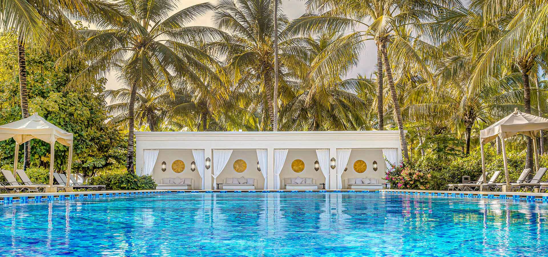 Morgensol ved poolen på Baraza Resort & Spa, Zanzibar