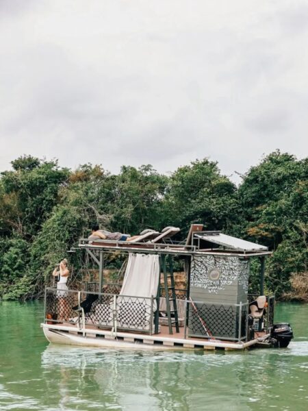 Ekspeditionsbåd på Shinta Mani Wild, Cambodia