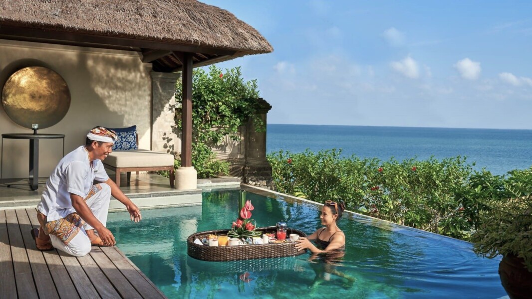 Floating breakfast på Four Seasons Jimbaran Bay på Bali