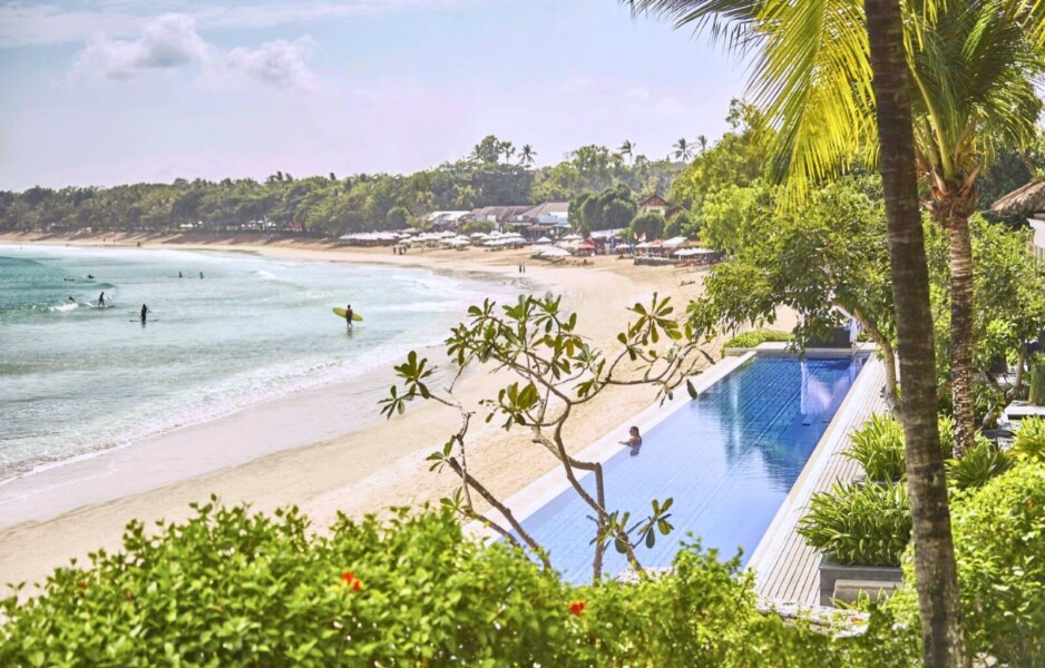Udsigt fra poolen til stranden på Four Seasons Jimbaran Bay, Bali