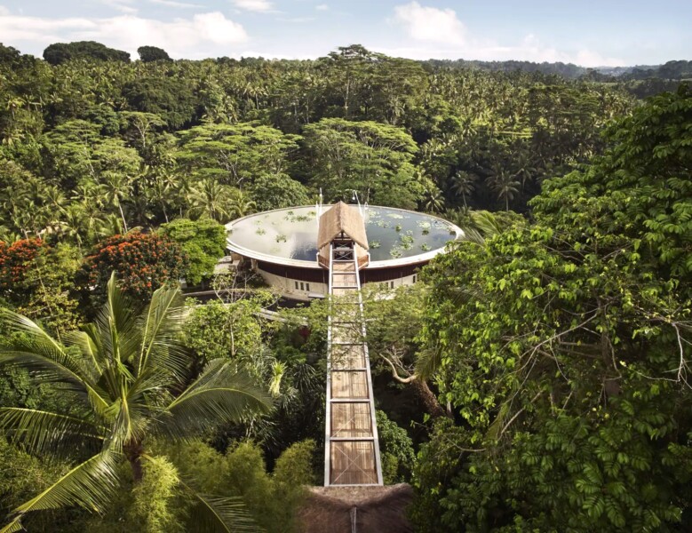 Gangbro til restaurant på Four Seasons Sayan på Bali