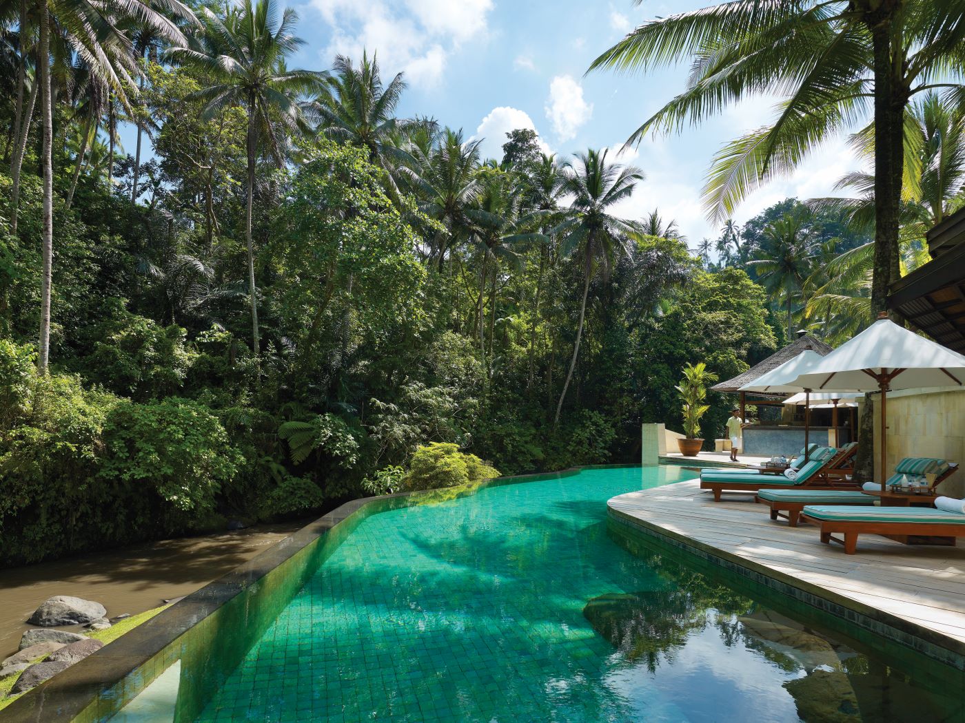 Pool med solsenge på Four Seasons Sayan på Bali