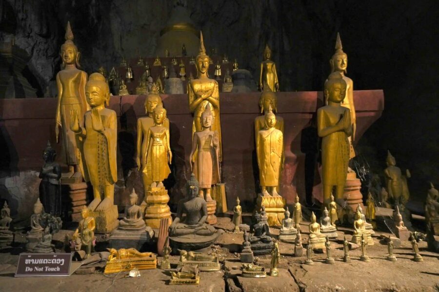 Pak Ou grotterne med buddha statuer i Laos