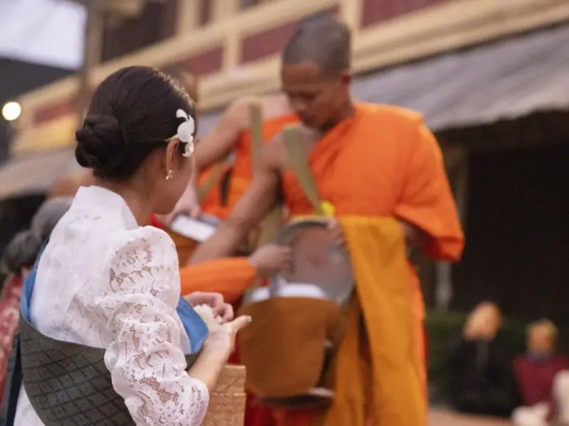 Tak Bak-ceremonien - almisser til munkene, Laos