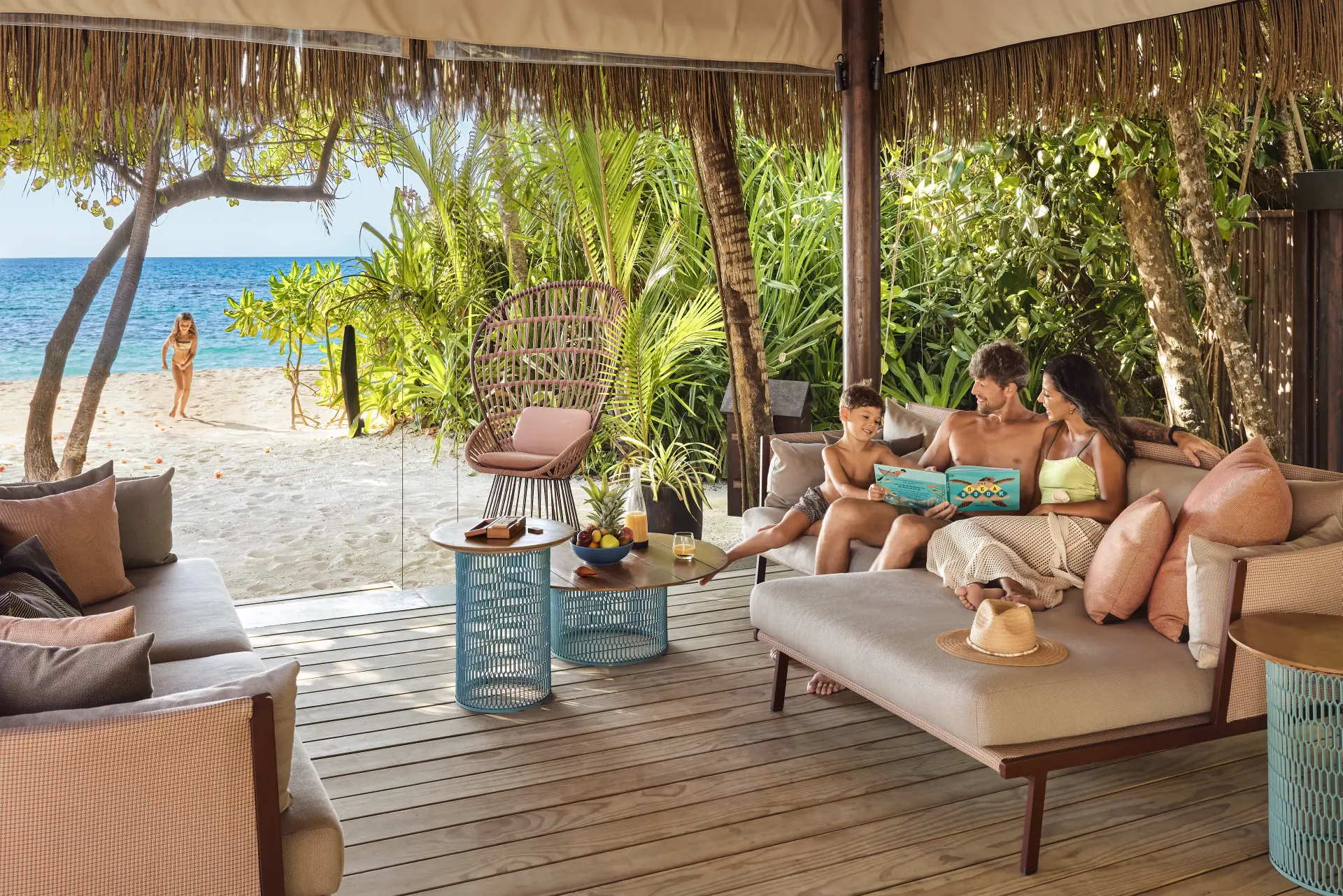 Familie i beach villa joali - Maldiverne