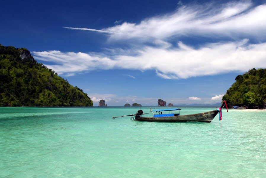Bådtur i en longtail båd på Rayavadee i Thailand