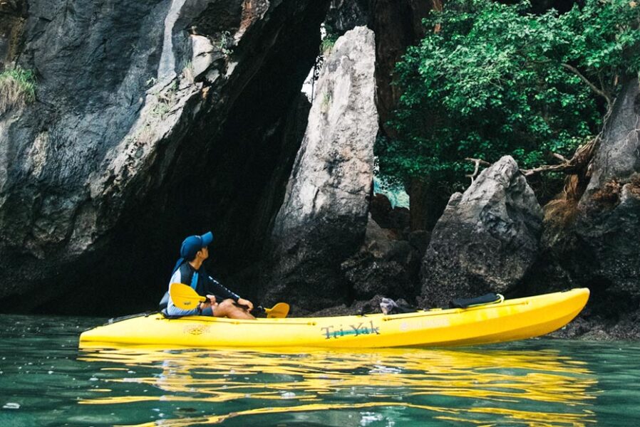 Kayak tur på vandet på Rayavadee i Thailand