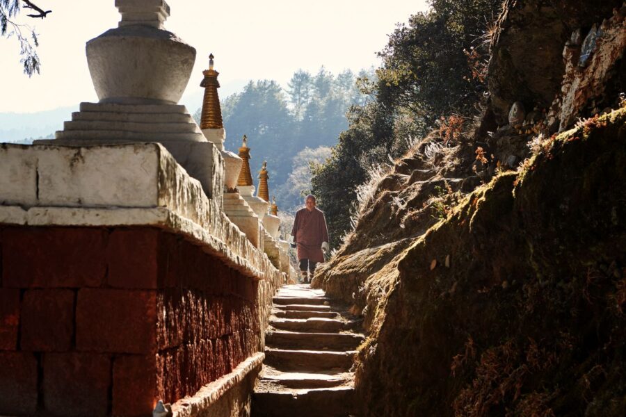 Munk ved templet Bumthang Kurjey Lhakhang, Bhutan