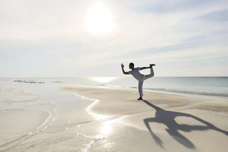 COMO Cocoa-Sandbank-Yoga i solnedgangen, Maldiverne