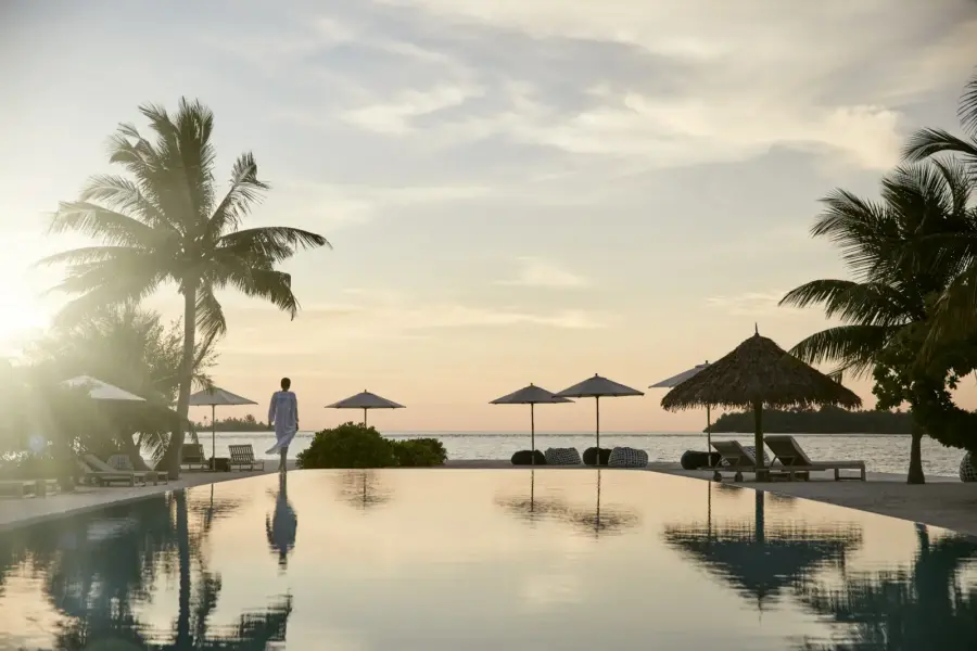 COMO Cocoa main pool solnedgang, Maldiverne