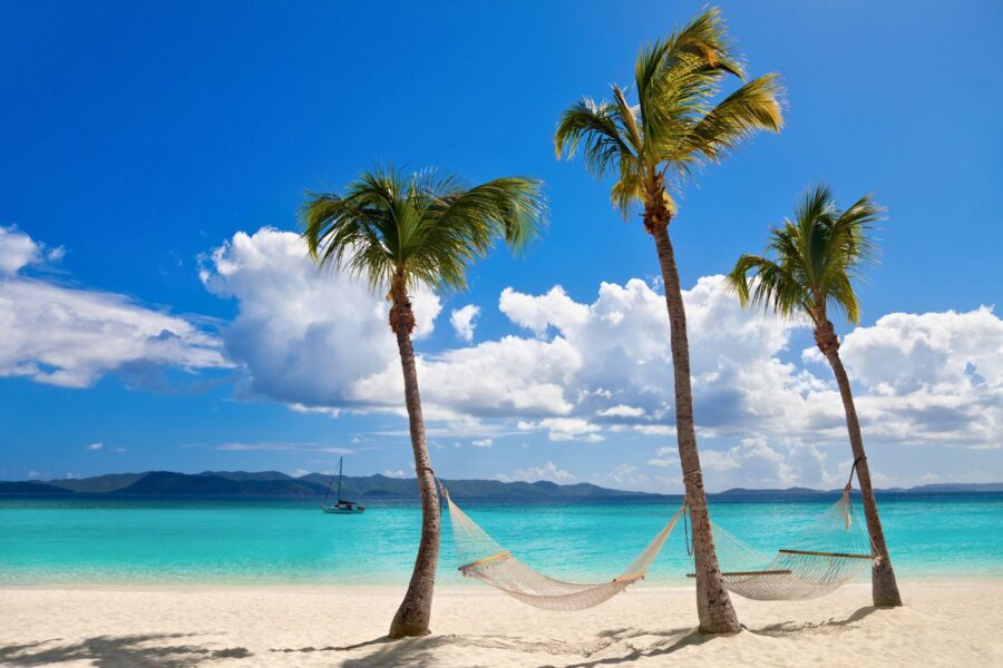 Strand med hængekøjer nær Jost Van Dyke på De Britiske Jomfruøer, Caribien