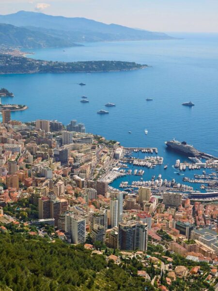 Her ligger Explora Journeys skibet under Monte Carlo til Formel 1-løb