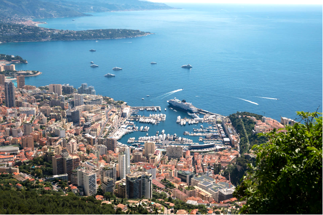 Her ligger Explora Journeys skibet under Monte Carlo til Formel 1-løb