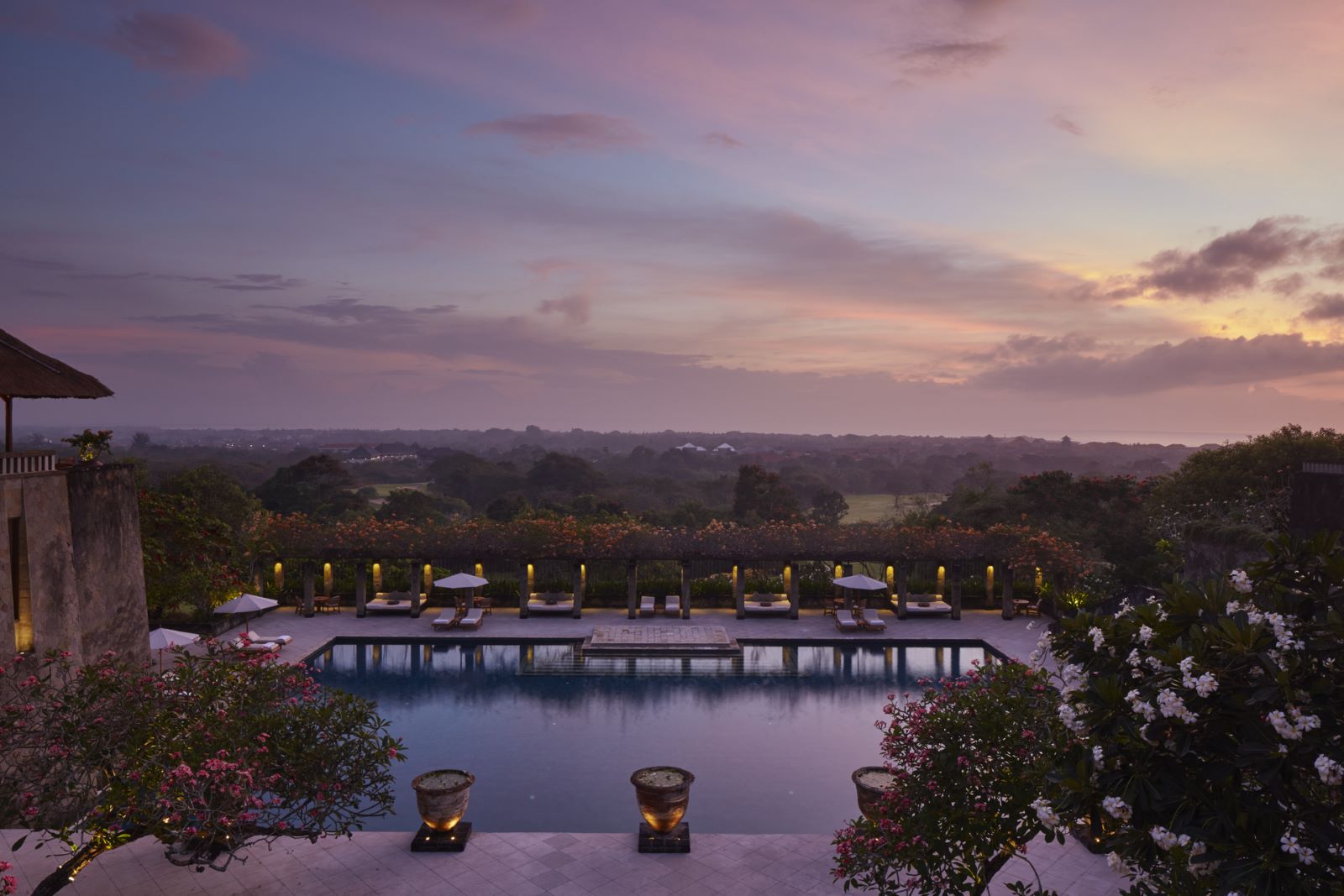 Solnedgang over poolen på Aman Villas at Nusa Dua, Bali