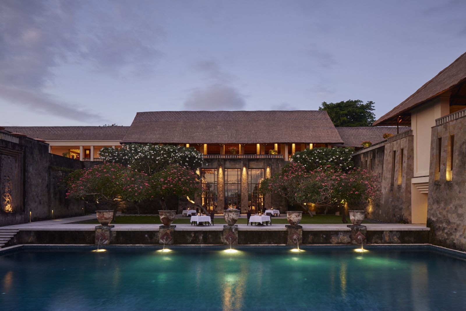 Hotellets gårdhave om aftenen, Aman Villas at Nusa Dua, Bali