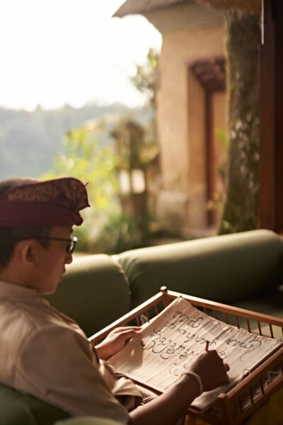 Prøv Aksara Bali - balinesisk skrift på Amandari, Bali