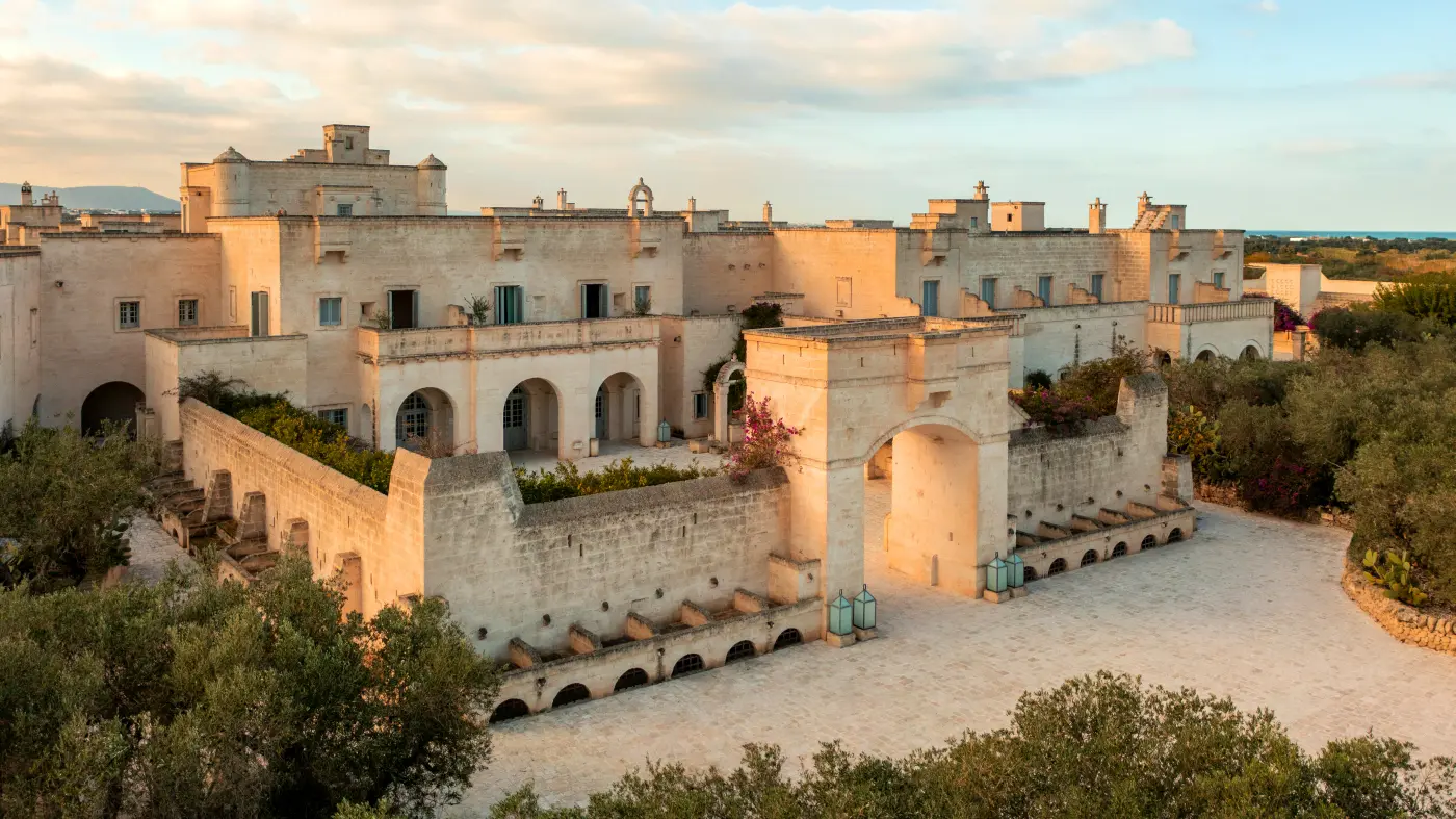 Indgang til La Corte-området på Borgo Egnazia. Puglia, Italien