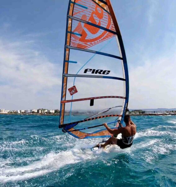 Windsurfing ved Borgo Egnazia, Italien