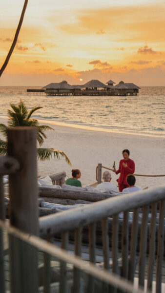 Cocktails i The Living Room ved solnedgang på Soneva Secret, Maldiverne