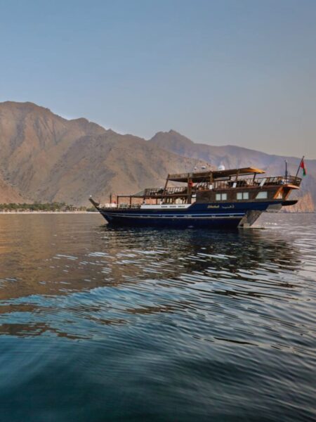 Sejl ud i en Dhahab på Six Senses Zighy Bay, Oman