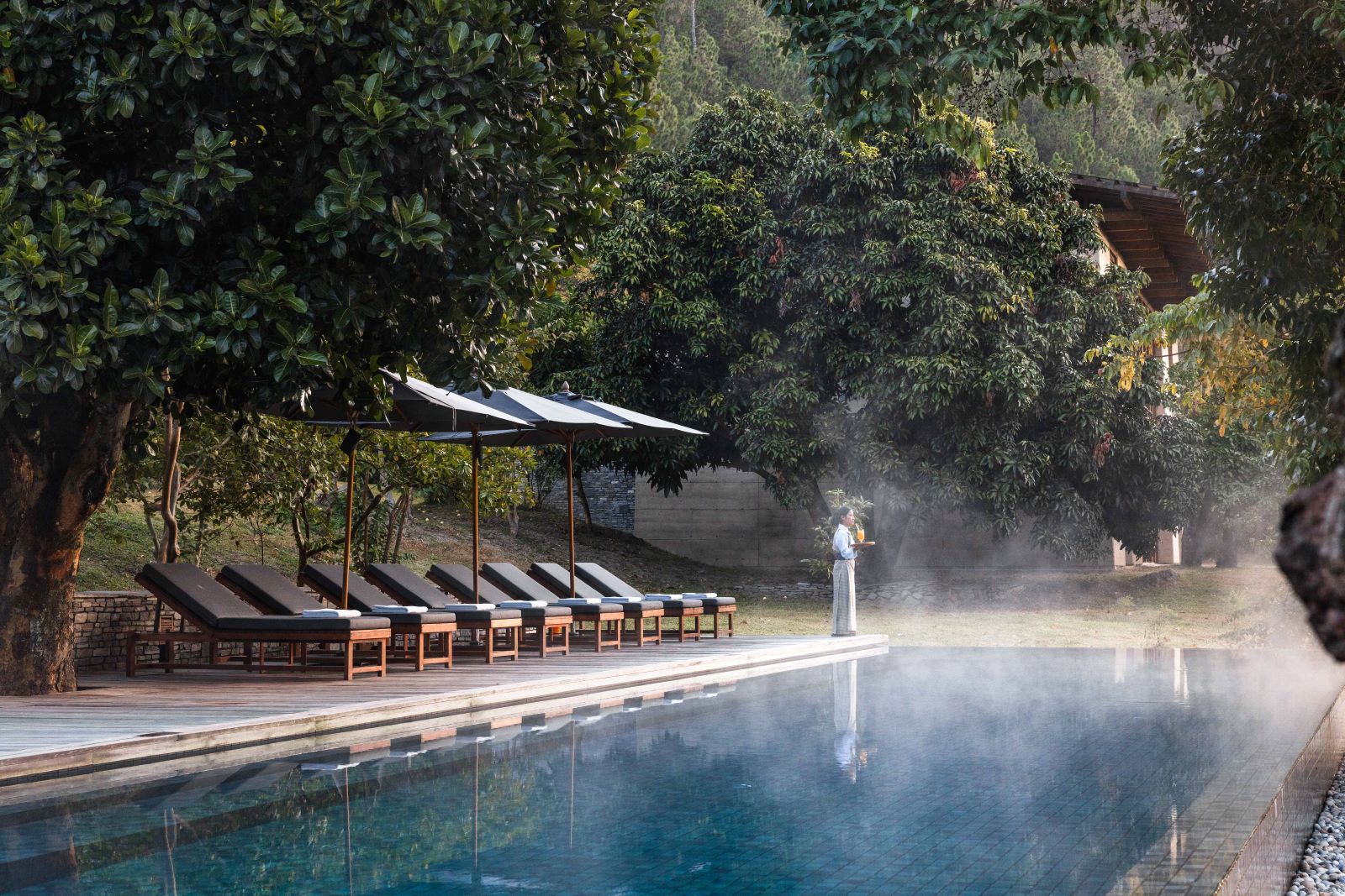 Morgendis ved poolen på Amankora Punakha, Bhutan